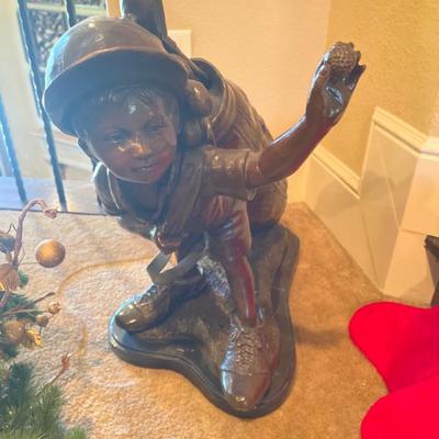 Bronze golfer statue