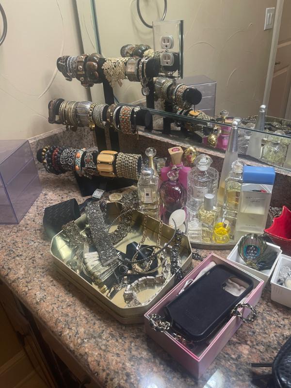 Sale Photo Thumbnail #144: Costume jewelry 