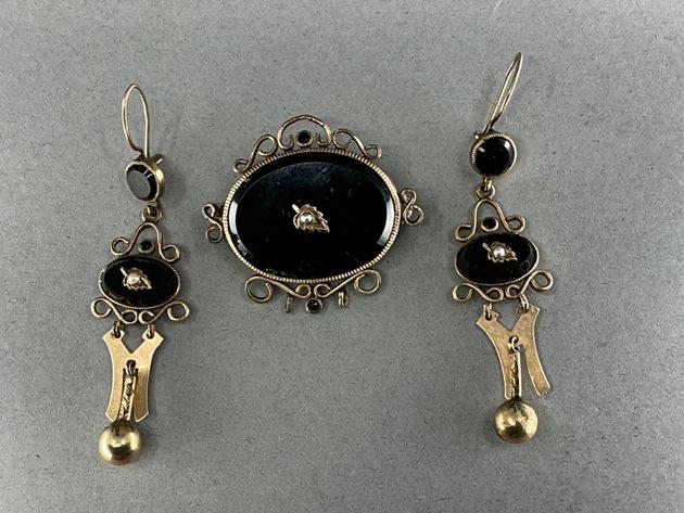 Onyx and Peral Demi-Parure