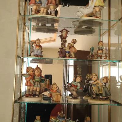 FK207 Collection Of 12 Goebel Figurines Including Mirrored Glass Case