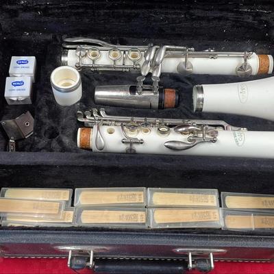 Vito White Clarinet In Case 