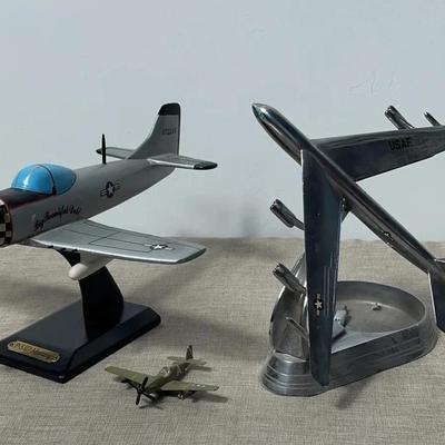 Vintage Model Of A US Airforce USAF Boeing B-52 Stratofortress Bomber And P-51D Mustang Fighter 