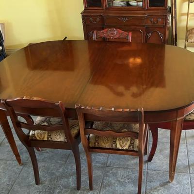Drexel Dining Table With Five Dining Chairs 