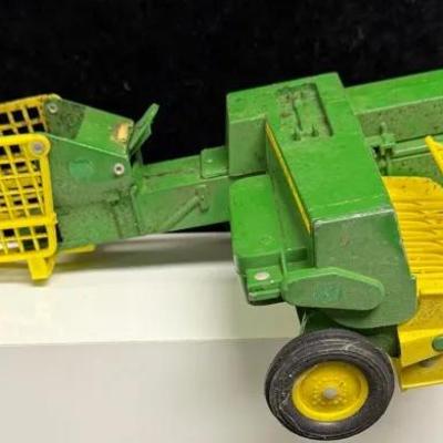Vintage ERTL 1:16 Scale Diecast John Deere Model #585 Square Hay Baler