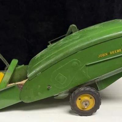 Ertl 1/16 scale toy replica of a John Deere 12A combine