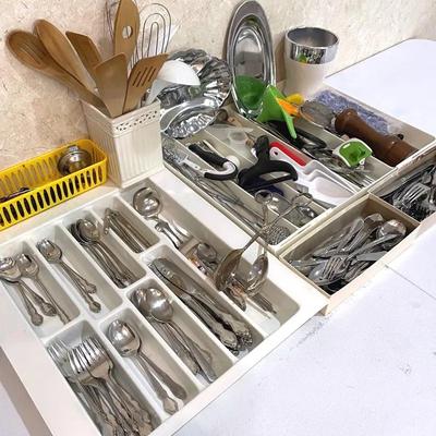 Utensil Cleanout With Stainless Flatware