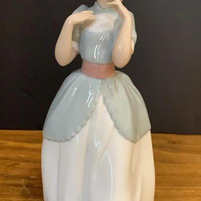 Lladro Figurine  “A Proper Pose” #6755