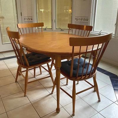 Moosehead Maple Dining Table And Four Chairs 