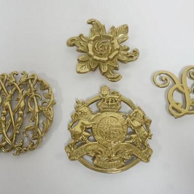 1015	COLONIAL WILLIAMSBURG VINTAGE BRASS TRIVETS, LARGEST APPROXIMATELY 6 IN X 6 IN
