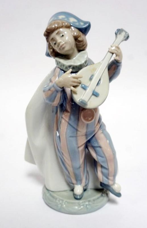 Sale Photo Thumbnail #72: 1072	LLADRO PORCELAIN FIGURE *MANDOLIN SERENADE* #5696, APPROXIMATELY 7 IN HIGH
