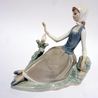 1057	LLADRO PORCELAIN FIGURE *SHEPHERDESS AND DOVE* #4660, APPROXIMATELY 7 IN HIGH
