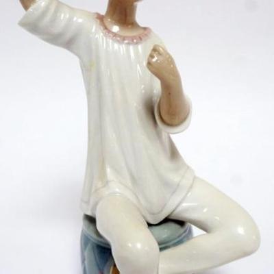 1058	LLADRO PORCELAIN FIGURE *GIRL WITH BRUSH* APPROXIMATELY 8 1/2 IN HIGH
