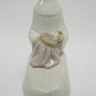 1070	LLADRO PORCELAIN FIGURE *TIME TO SEW* #5501, APPROXIMATELY 8 IN HIGH
