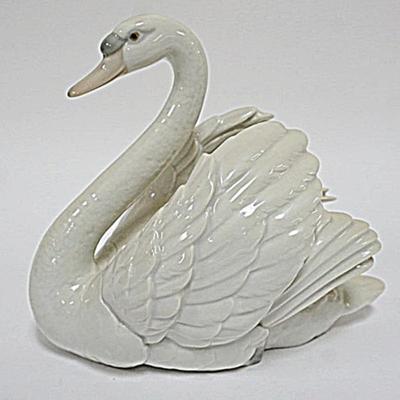 1055	LLADRO PORCELAIN FIGURE SWAN #5231, APPROXIMATELY 7 1/2 IN HIGH
