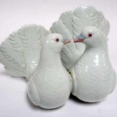 1063	LLADRO PORCELAIN FIGURE *COUPLE OF DOVES* #1169, APPROXIMATELY 5 IN HIGH
