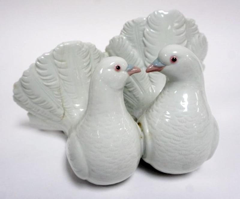 Sale Photo Thumbnail #63: 1063	LLADRO PORCELAIN FIGURE *COUPLE OF DOVES* #1169, APPROXIMATELY 5 IN HIGH
