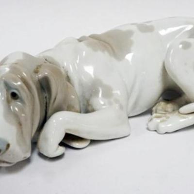 1068	LLADRO PORCELAIN FIGURE *OLD DOG* APPROXIMATELY 10 IN X 4 IN X 3 IN HIGH
