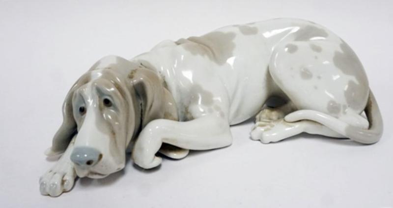 Sale Photo Thumbnail #68: 1068	LLADRO PORCELAIN FIGURE *OLD DOG* APPROXIMATELY 10 IN X 4 IN X 3 IN HIGH
