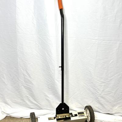 Central Machinery 22” Magnetic Floor Sweeper with Release 