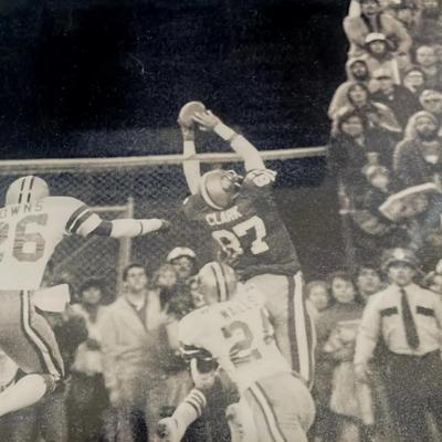 “The Catch” Dwight Clark #87 San Francisco 49Ers, Black-And-White Framed  Photo 9x12
