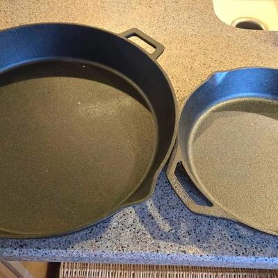 2 Cast Iron Pans Lodge & Bayou Classic
