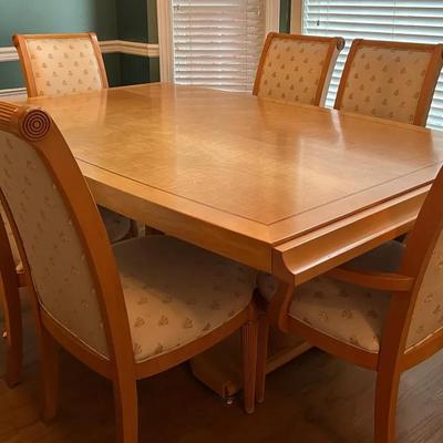 Oak Toned Dining Room Table With 6 Chairs & 2 Extra Leaves 