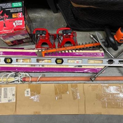 Dw237 mystery garage with big red jacks