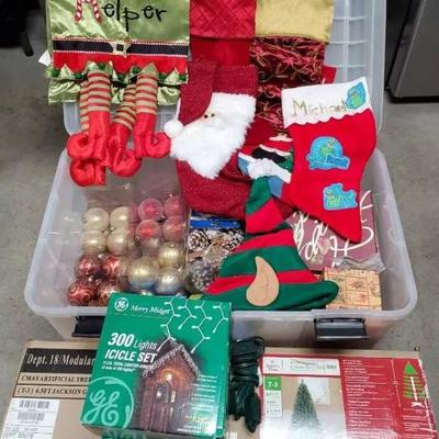 Dw130 christmas decor mystery lot