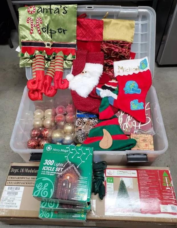 Dw130 christmas decor mystery lot