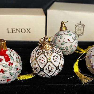 Lenox•Holly And Berries Salt And Pepper Shaker•Parvaneh Ornaments