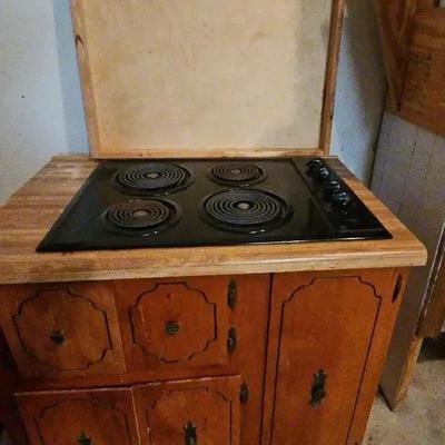 GE Electric Stove Top with Wooden Rolling Cabinet and Cover – Untested