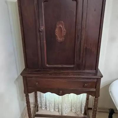 Dark Hardwood China Cabinet 62x30x1