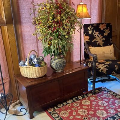 Living Room Décor Lot – Lamps, Chair, Area Rug & Decorative Pieces