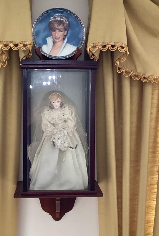 Sale Photo Thumbnail #94: Princess diana bride doll by the danbury mint
