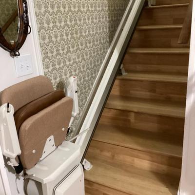 Chair lift for 8 steps