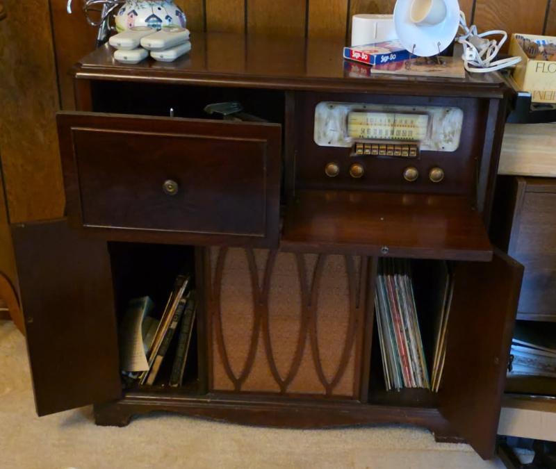Sale Photo Thumbnail #10: Vintage silvertone console cabinet