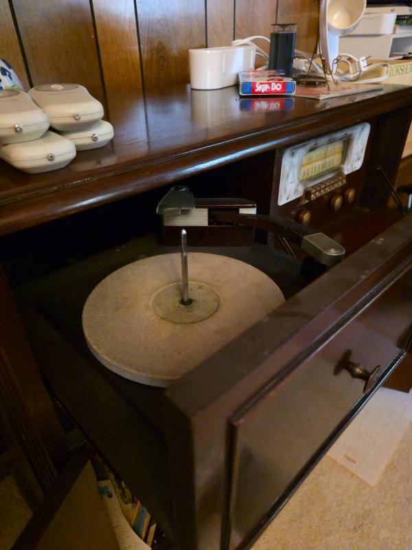 Sale Photo Thumbnail #44: Vintage silvertone console record player