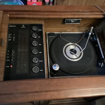Vintage 1960s magnavox radio and record player