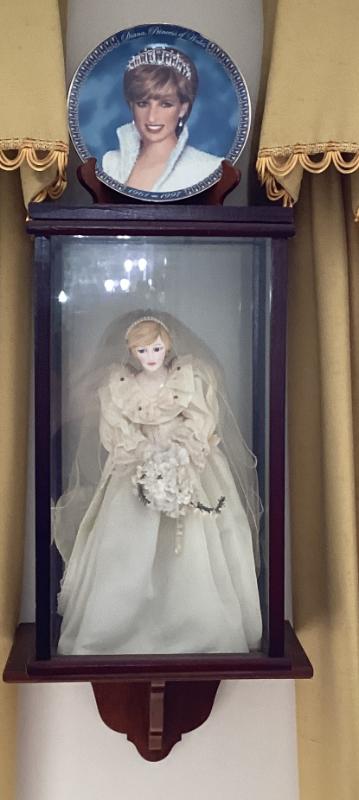 Sale Photo Thumbnail #17: Princess diana bride doll danbury mint