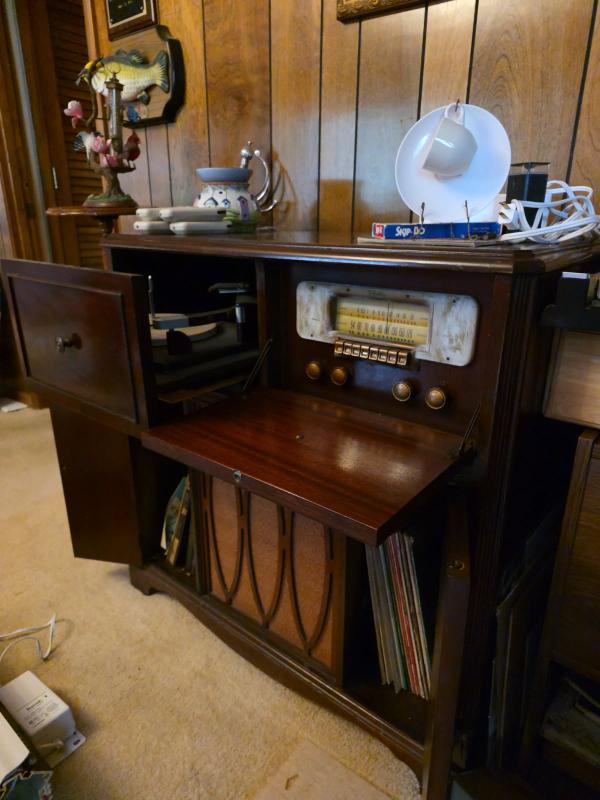 Sale Photo Thumbnail #43: Vintage silvertone console radio