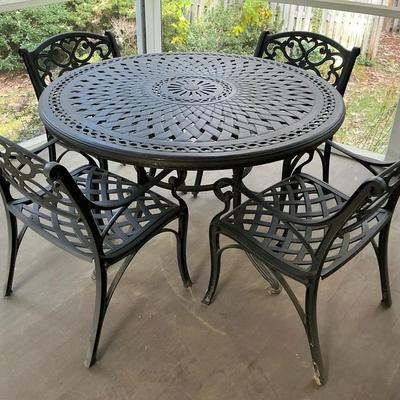 Cast Aluminum Patio Table & Chairs 