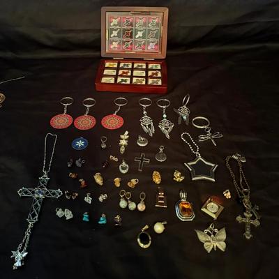 Lot 411: Large Mixed Lot of Necklace Charms, Pendants & Keychains – Gemstone Cross Box Included