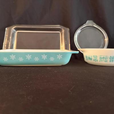 Lot 527: Pyrex Cooking Dishes