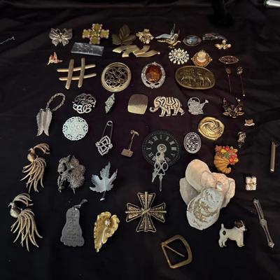 Lot 412: Large Mixed Lot of Vintage & Modern Costume Pins and Brooches – Variety of Styles and Theme