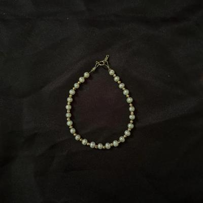 Lot 426: Vintage 14K Gold Clasp Pearl Bracelet – Marked CI 14KT