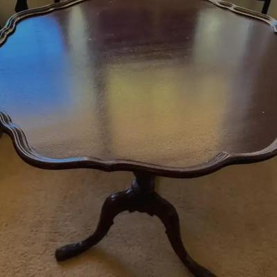 Lot 118:  Vintage Tripod Mahagony Table