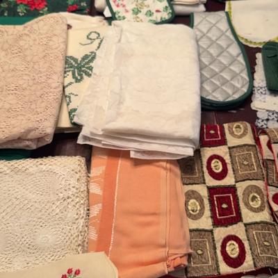 Lot 522: Holiday Season Table Cloths, Doilies, and Other Items.