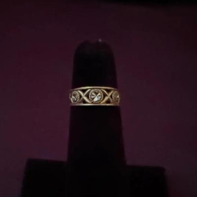 Lot 400: 10K Yellow Gold Band with Geometric Marquise Accents – 0.03g Vintage Style Ring