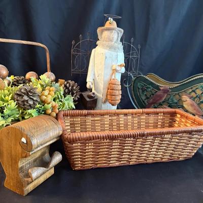 Lot 507: Rustic Autumn Décor Collection
