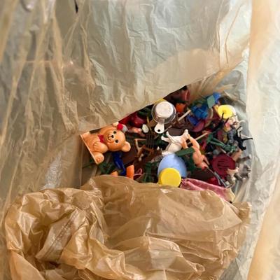 Lot 515: Vintage Toy Lot – Peanuts Pencil Case, Tin Top, Cap Guns & Mixed Figures